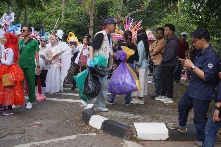 VOLUNTEER TIM SADAR SAMPAH “LONGMARCH KARNAVAL DAN LOMBA YEL – YEL” DALAM RANGKA DIES NATALIS KE – 67 UNIVERSITAS DIPONEGORO